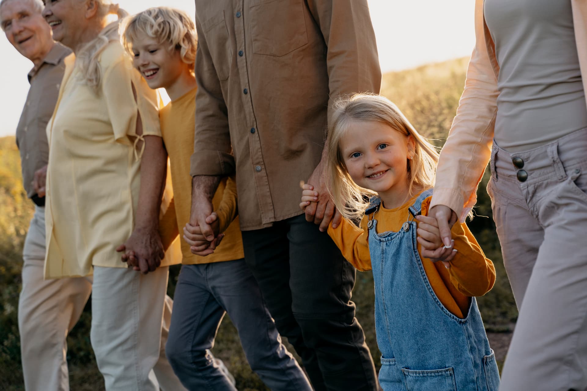Familie samlet i en cirkel og kigger ned